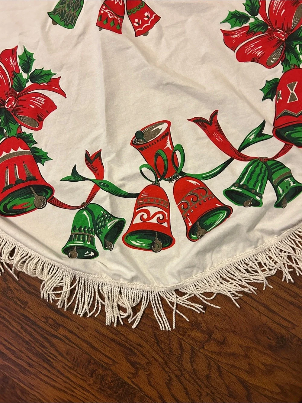 Vgt Holiday Bell Round Table cloth 56 inches w/o fringe